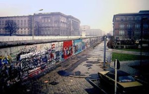 640px-Berlin_Wall,_Niederkirchnerstraße,_Berlin_1988
