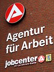 109px-Agentur_für_Arbeit,_jobcenter_im_Landkreis_Celle,_Logos_und_Embleme_am_Gebäude_Georg-Wilhelm-Straße_14_in_29223_Celle