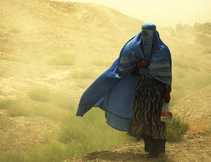 640px-Woman_wearing_burqa_Balkh_Afghanistan